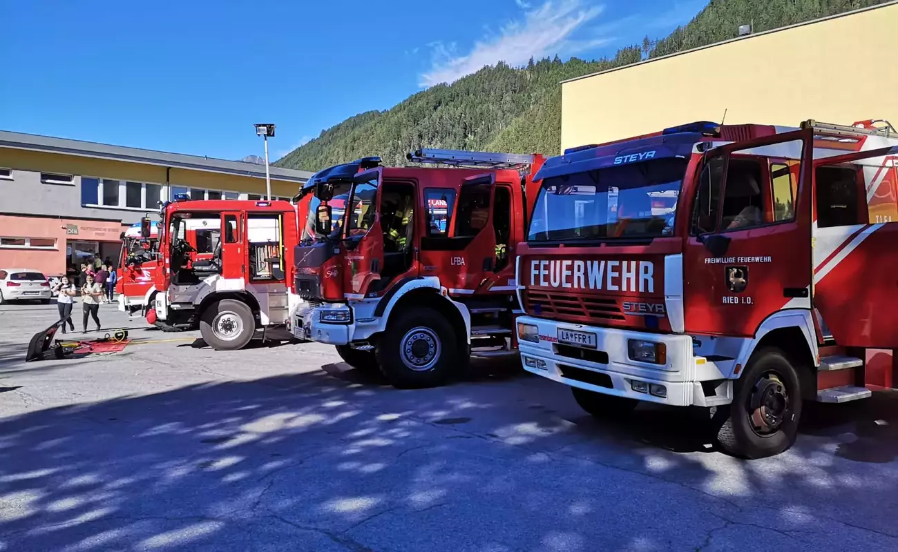 Feuerwehr zu Besuch an der NMS Prutz-Ried u.U.